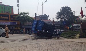 Lái xe tải qua đường ngang không rào chắn, tài xế bị tàu hỏa tông trọng thương