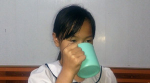 Phạt trẻ uống nước giặt giẻ lau bảng: 'Sản phẩm lỗi' của trường sư phạm