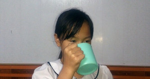 Phạt trẻ uống nước giặt giẻ lau bảng: 'Sản phẩm lỗi' của trường sư phạm