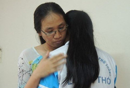 Cô giáo im lặng khiến học sinh bật khóc bị đình chỉ dạy