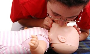 Con ngã xuống bùn, cha kiên nhẫn cứu sống con một cách thần kỳ