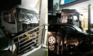 Xe tải lao vào trụ sở công ty ở Hà Nội, tài xế thương nặng