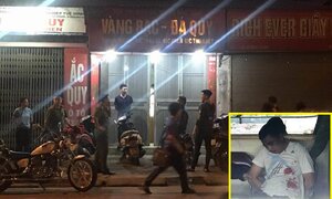 Người đàn ông cầm vật nghi là súng cướp tiệm vàng ở Hà Nội