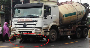 Đi xe máy tự ngã ra đường, 2 người bị xe trộn bê tông cán chết