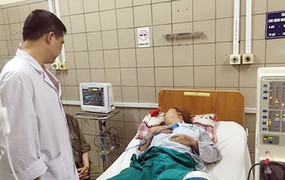 Uống nước nhiễm thuốc diệt cỏ, 73 người ngộ độc