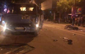 Xe cẩu kéo lấn làn để vượt, tông mạnh vào xe máy, 2 người thương vong