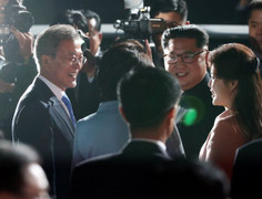 Video: Cử chỉ ‘ga lăng’ của ông Kim Jong-un với vợ trước ống kính