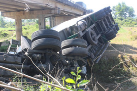 Va chạm với xe khách, xe đầu kéo lật nhào xuống mương nước