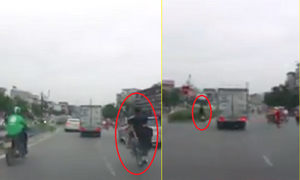 Công an xác minh 2 thanh niên đi xe máy bốc đầu bị xe tải đâm trong clip gây xôn xao mạng