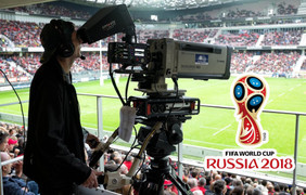 Dân TP.HCM 'nhuộm đỏ' phố đi bộ Nguyễn Huệ cổ vũ đội tuyển Việt Nam