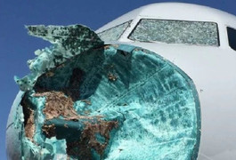 Bị bão mưa đá đập nát phần đầu, máy bay chở khách phải hạ cánh khẩn cấp