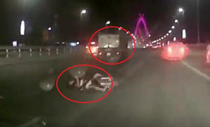 Clip: Xe máy phóng như tên lửa, tông đuôi xe tải thảm khốc trên cầu Nhật Tân
