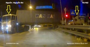Container cố tình đâm bay rào chắn, vượt đường ray tàu hỏa ở Hà Nội