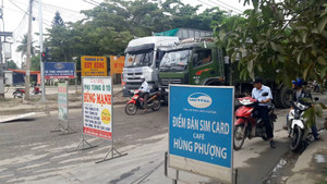 Đường hỏng và ô nhiễm, dân Đà Nẵng mang biển hiệu ra chặn xe tải