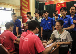 Nhân viên ngân hàng tiếp thêm 1000 đơn vị máu cho ngân hàng máu