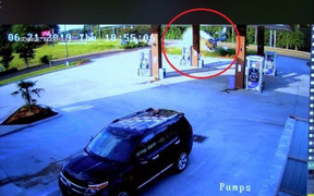 Video: Ô tô văng tốc độ cao bay vào trạm xăng, nữ tài xế may mắn thoát chết