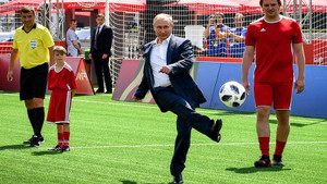 Video: Tổng thống Putin trổ tài chơi bóng đá cùng Chủ tịch FIFA