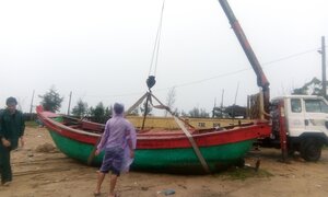 Dân Quảng Bình dùng xe cẩu đưa thuyền lên bờ né bão số 3