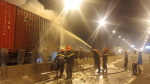 Ô tô bốc cháy sau khi tông container trên cao tốc, 2 người chết