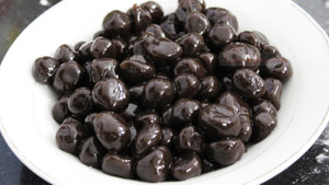 Nỗ lực trong hoảng loạn, nữ bác sĩ nhìn con hóc hạt trân châu chết trước mặt