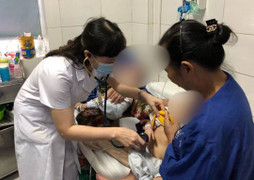 2 bé song sinh mắc sởi nguy kịch, lo ngại dịch bùng phát