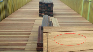 Cầu đi bộ lát gỗ lim gây tranh cãi ở Huế: Mặt ván sàn xuất hiện vết rạn nứt