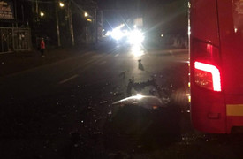 Đưa con nhỏ đi khám, cả gia đình 3 người thiệt mạng thương tâm dưới bánh xe tải