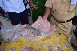 CSGT Huế bắt xe tải chở gần 1 tấn sụn gà không rõ nguồn gốc suýt lên bàn nhậu