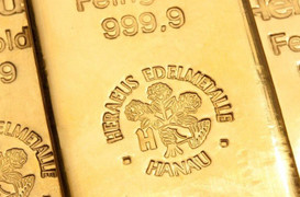 Giá vàng hôm nay 31/8: Diễn biến trái chiều, vùng vẫy ở ngưỡng 'đáy'