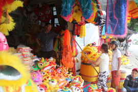 Ảnh: Dân Huế thu hàng chục triệu đồng từ nghề làm đầu lân Tết Trung thu