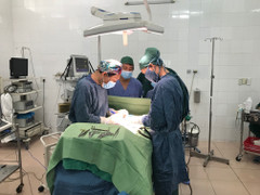 Phẫu thuật cứu bé sơ sinh liên tục ọc ra sữa vì khối u 'to như trái mận'