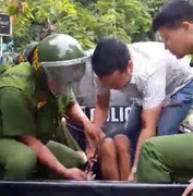 Khống chế gã thanh niên nghi ngáo đá đập phá nhà cửa, đe doạ dân ở Huế