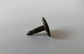 Gắp ốc vít hoen gỉ trong mũi bé trai 3 tuổi