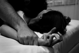 Đang nằm nghỉ, thiếu nữ bị nam thiếu niên xông vào nhà hiếp dâm