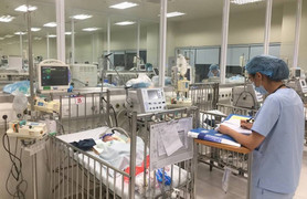 Con trai vợ chồng chết trong đám cháy ở xóm trọ ông Hiệp 'khùng' bị viêm phổi mãn tính, đang phải thở máy