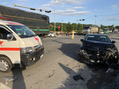 Mazda 6 tông xe cấp cứu chở bệnh nhân ung thư, nữ y tá văng khỏi cửa