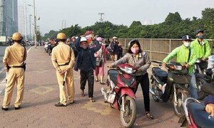 Có thể xử phạt đoàn người dắt xe máy đi bộ ngược chiều trên vỉa hè khi thấy CSGT