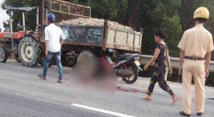 Xe máy va chạm xe công nông chở sắn, gia đình 4 người thương vong