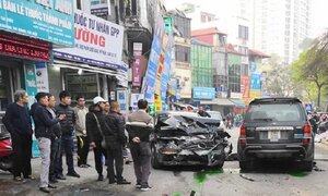 Hai góc quay ghi lại toàn cảnh ô tô 'điên' tông hàng loạt xe trên phố Thủ đô