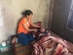 Cám cảnh vợ ung thư máu nuôi chồng sống đời thực vật ở Thừa Thiên - Huế