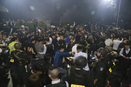 Cảnh sát mang súng bắt ổ ma tuý ở quán bar lớn nhất Huế