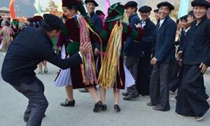 Vỗ mông để tỏ tình, thờ bát nước lã và những phong tục đón Tết độc đáo