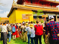 Ảnh: Hàng nghìn du khách xếp hàng dự lễ hạ nêu đầu năm trong Đại Nội Huế