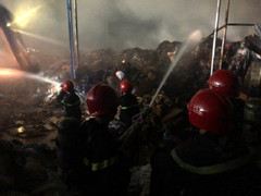 Ảnh: Hàng trăm cảnh sát xuyên đêm cứu nhà máy giấy bốc cháy