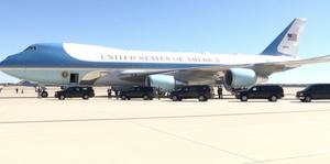 Video: Dàn xe hùng hậu hộ tống Tổng thống Trump lên chuyên cơ đến Việt Nam