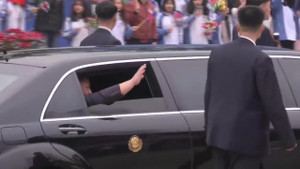 Video cận cảnh: Ông Kim bước lên xe Mercedes, dàn cận vệ chạy bộ tháp tùng