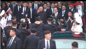 Video cận cảnh: Chủ tịch Kim Jong-un vẫy tay chào báo giới khi đến ga Đồng Đăng