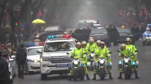 Clip: Đoàn xe của ông Kim Jong-un lăn bánh trên đường phố Hà Nội