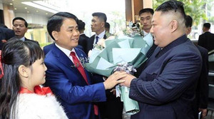 Chủ tịch Hà Nội Nguyễn Đức Chung đón Chủ tịch Kim Jong-un và đoàn Triều Tiên tại khách sạn Melia
