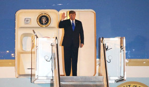 Video: Tổng thống Trump bước xuống chuyên cơ, vẫy tay chào Hà Nội